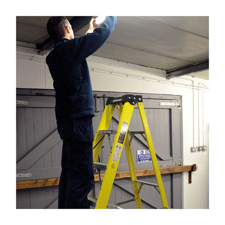 Jefferson 4 Tread x 1.07M Fibreglass Painters Step Ladder, EN131. JEFLADFGLS04